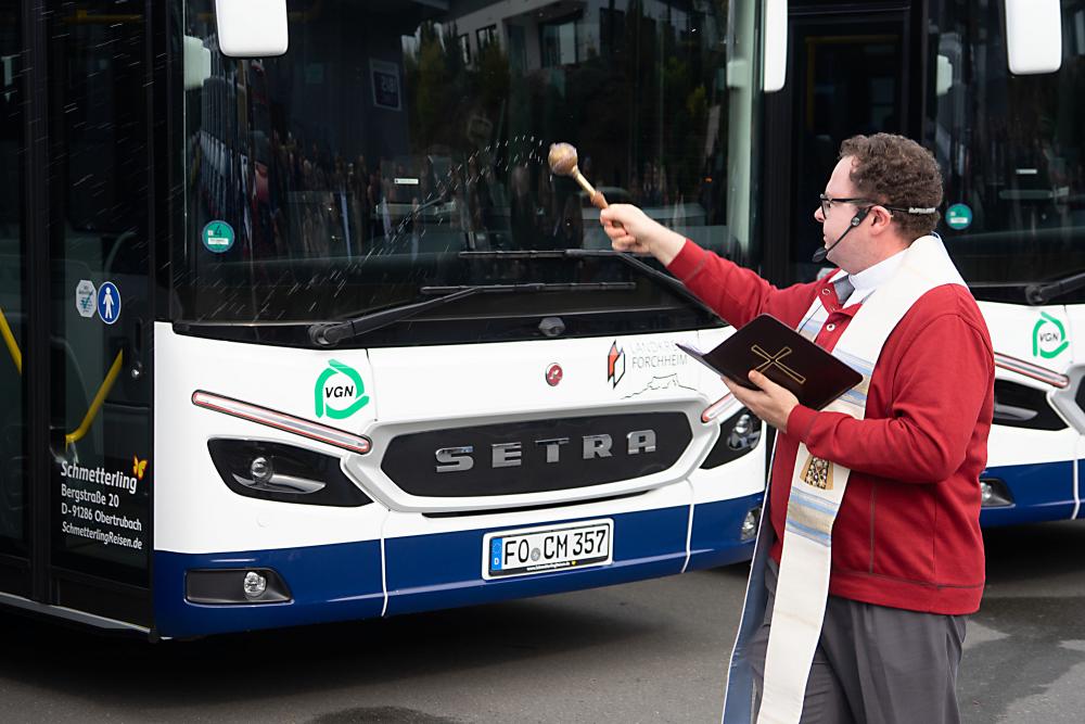 Bussegnung - Feier in Busdepot mit Reden, Ehrengästen, Mitarbeitern