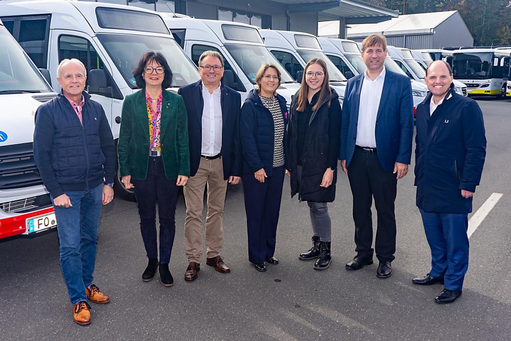 Bussegnung - Feier in Busdepot mit Reden, Ehrengästen, Mitarbeitern